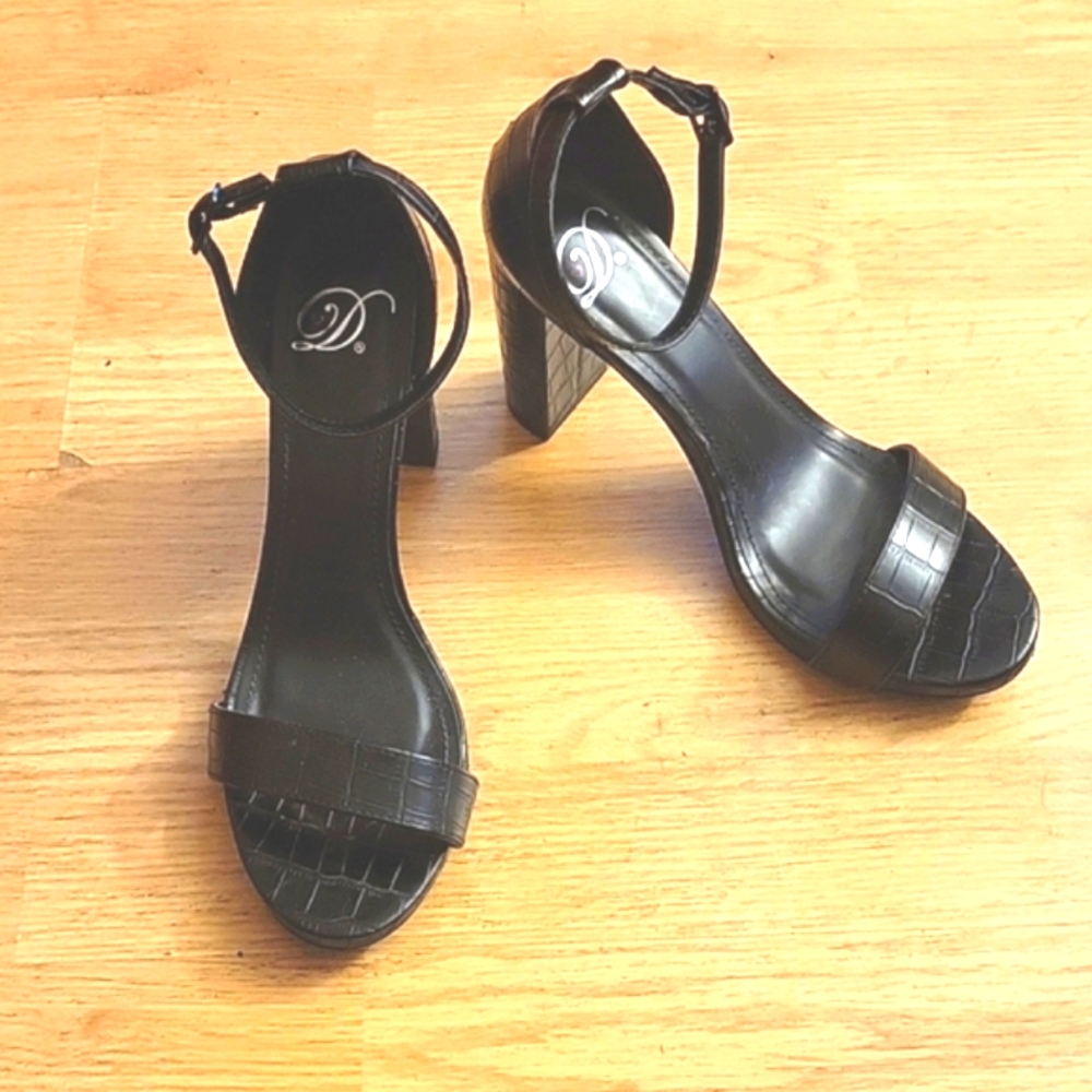 Dollhouse heeled sandal. Great condition!